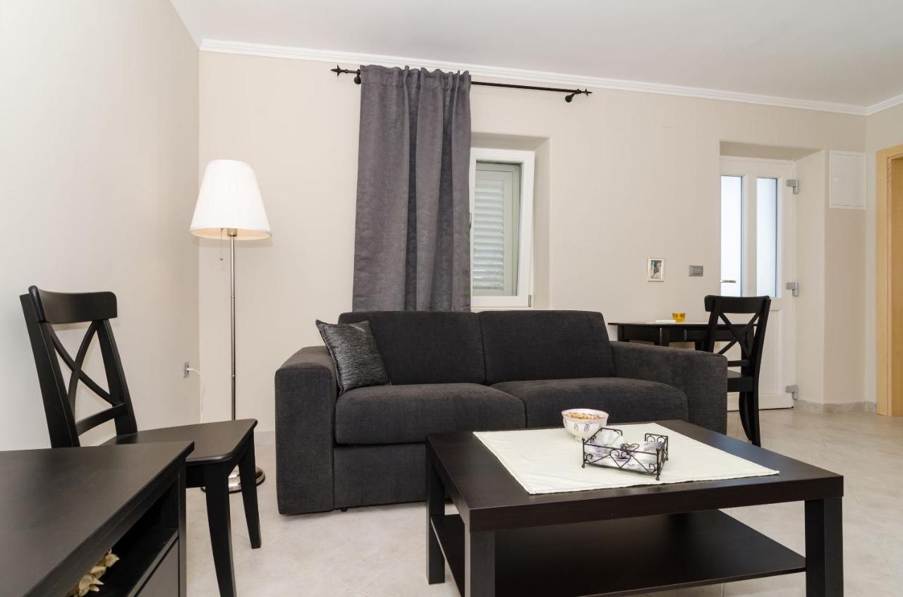Gaura Apartment *